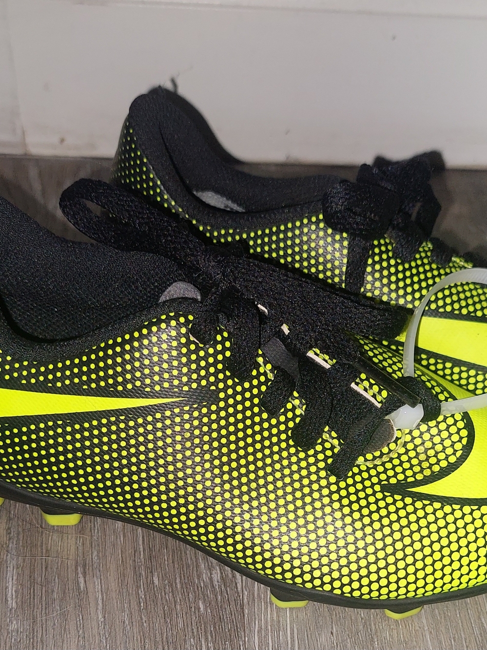JR Nike Bravata II FG Soccer Cleats Black Volt Size 10c Kids Yellow